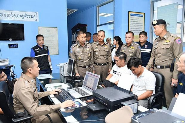 Báo Thái Lan đưa tin hai người mang hộ chiếu Việt Nam móc trộm ví của du khách nước ngoài - 1 Hai người đàn ông mang quốc tịch Việt Nam bị bắt sau vụ lấy cắp ví của du khách người Đức