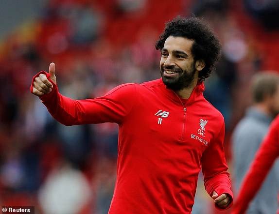 
Nụ cười tươi của Salah khi cùng các đồng đội khởi động
