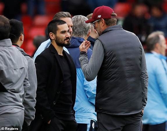 
Klopp trnah thủ ra nói chuyện với Gundogan, cậu học trò cũ của ông ở Dortmund. Tiền vệ người Đức gặp chấn thương nên không thi đấu trận này
