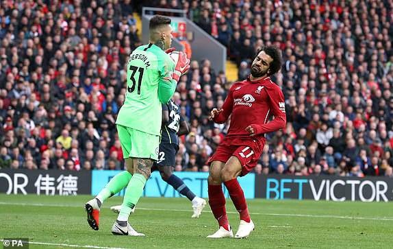 
Salah (phải) vẫn không có được cảm giác dứt điểm tốt ở trận đấu này
