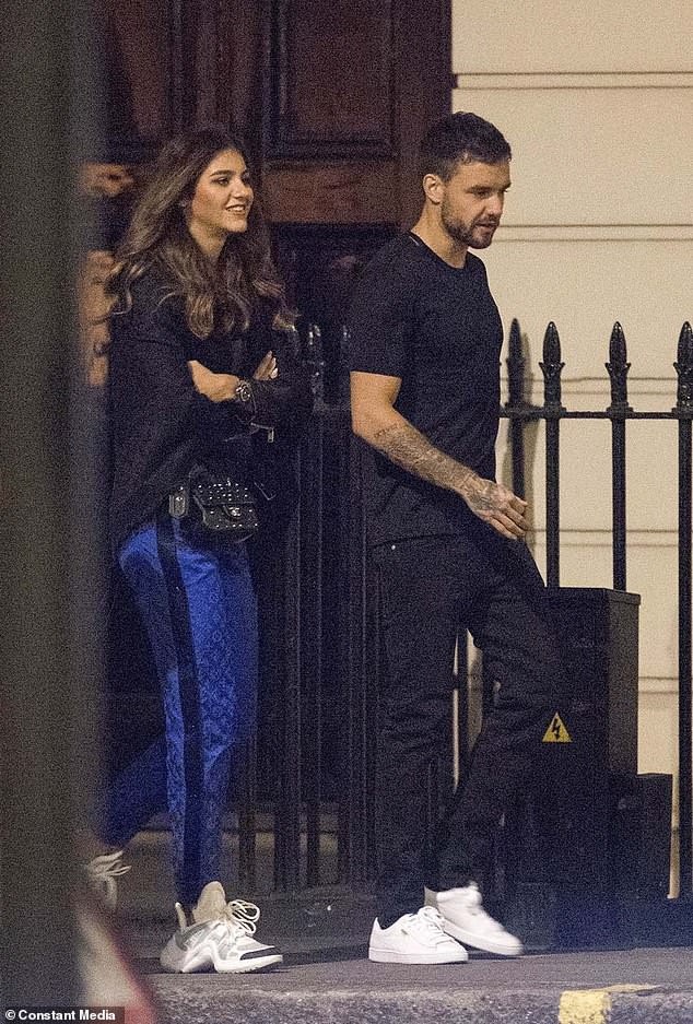 Liam Payne ra phố cùng cô gái lạ - 2
Cô gái trẻ ăn vận sành điệu với toàn đồ hiệu. Liam thì trẻ trung với cây đồ đen và giày trắng