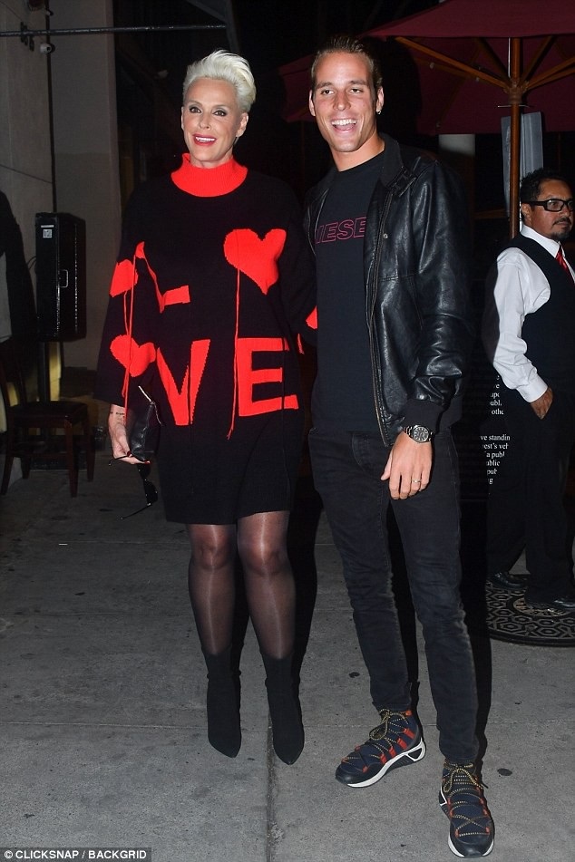 Người mẫu 55 tuổi lấy lại dáng sau khi sinh con - 4
Vợ cũ của Rambo Sylvester Stallone ra phố cùng con trai cưng trước đó 1 ngày