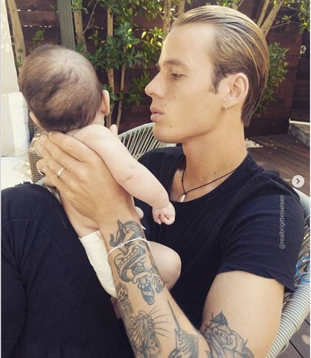 Người mẫu 55 tuổi lấy lại dáng sau khi sinh con - 7
Brigitte Nielsen khoe các con của cô đều rất yêu thương em gái nhỏ của mình. Người mẫu tới từ Đan Mạch nói thêm, việc vợ chồng cô mong muốn có con là rất bình thường vì họ yêu nhau rất nhiều.