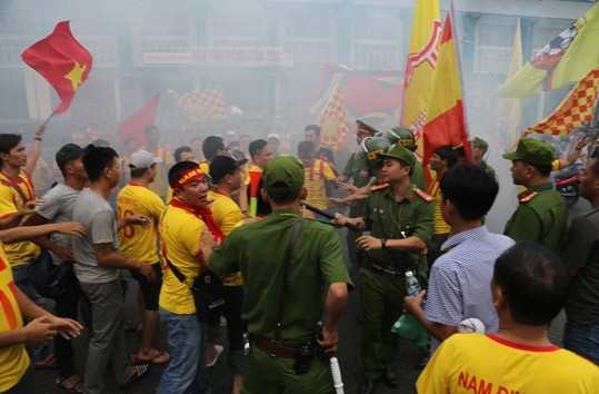 Cổ động viên Nam Định ăn mừng vé dự trận play-off ở sân Cần Thơ - 2 Cổ động viên Nam Định ăn mừng vé dự trận play-off ở sân Cần Thơ - 2