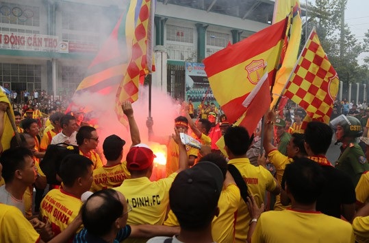 Cổ động viên Nam Định ăn mừng vé dự trận play-off ở sân Cần Thơ - 3 Cổ động viên Nam Định ăn mừng vé dự trận play-off ở sân Cần Thơ - 3