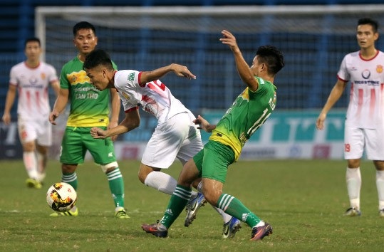 Cổ động viên Nam Định ăn mừng vé dự trận play-off ở sân Cần Thơ - 6 Trận cầu căng thẳng giữa đôi bên