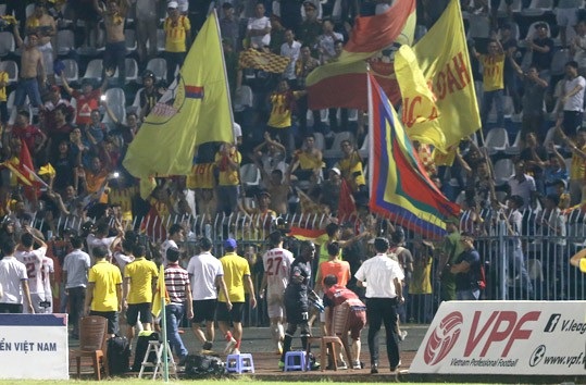 Cổ động viên Nam Định ăn mừng vé dự trận play-off ở sân Cần Thơ - 5 ... và sau trận đấu với Cần Thơ ở đất Tây Đô