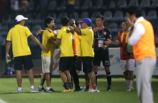 Cổ động viên Nam Định ăn mừng vé dự trận play-off ở sân Cần Thơ - 9 ... thì cũng là thời điểm mà HLV Nguyễn Văn Sỹ bên phía Nam Định được mọi người chia vui