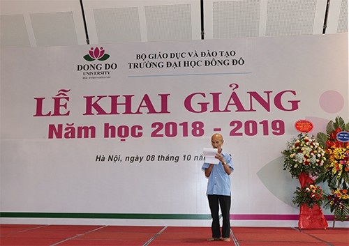 “Cụ” sinh viên ngành Luật 85 tuổi: "Đi học để trẻ lại" - 3
Cụ Linh đọc thơ trong Lễ khai giảng trường ĐH Đông Đô năm học 2018 - 2019