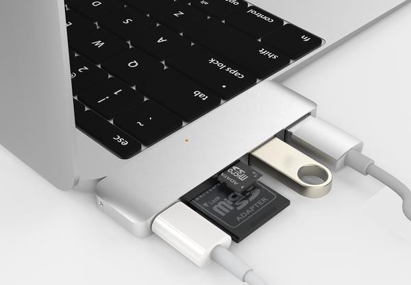 Đặt cược vào tương lai của USB, nhưng cả Apple lẫn Microsoft đều đang đi vào ngõ cụt? - 2 Để có đủ cổng kết nối trên MacBook thì người dùng sẽ phải mua các bộ dongle như thế này.