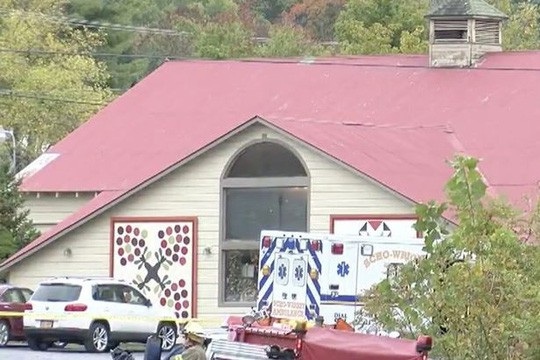 Mỹ: Đi đám cưới về, 20 người chết thảm trong tai nạn - 1
Tai nạn xảy ra phía trước cửa hàng Apple Barrel. Ảnh: Fox News