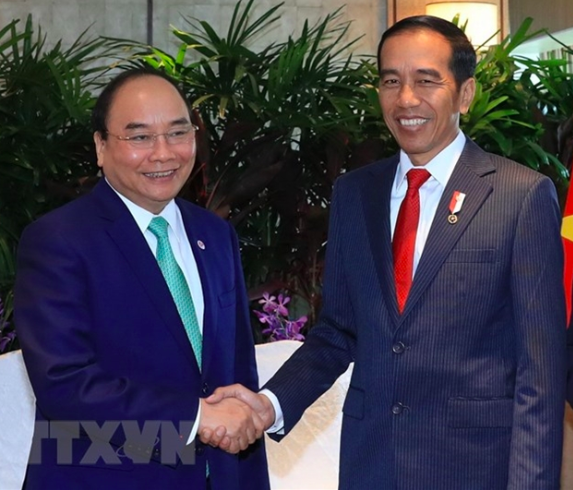 Thủ tướng lên đường tới Indonesia và dự Cuộc gặp các nhà lãnh đạo ASEAN - 1 Thủ tướng Nguyễn Xuân Phúc và Tổng thống Indonesia Joko Widodo (ảnh: TTXVN)