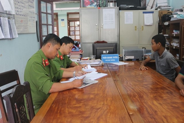 Bắt nghi can đâm cụ bà để cướp tài sản - 1 Đối tượng đang làm việc với Công an huyện