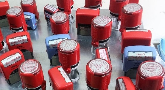 Đường dây mua bán hoá đơn hàng chục tỉ đồng và ông trùm "mặt đỏ" - 3 Con dấu đường dây sử dụng cơ quan công an thu giữ (ảnh cơ quan công an)