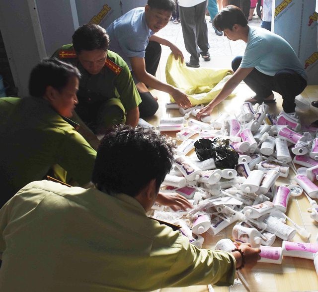 Công an phá khóa kiểm tra kho hàng mỹ phẩm, phát hiện quy trình sản xuất "kinh dị" - 3 Công an phá khóa kiểm tra kho hàng mỹ phẩm, phát hiện quy trình sản xuất "kinh dị" - 3