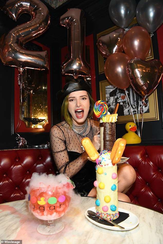 
Nữ diễn viên 21 tuổi tới đây tiệc tùng bằng máy bay riêng
