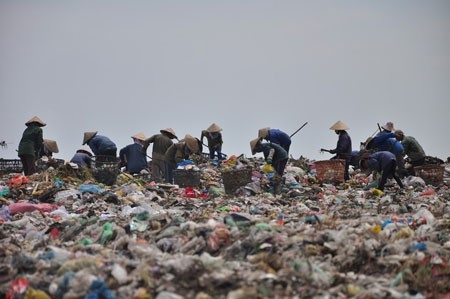 Người dân mời lãnh đạo thử sống ở bãi rác để thấu hiểu nỗi khổ - 2 Người dân khu vực bãi rác Khánh Sơn đã sống chung với ô nhiễm môi trường 28 năm