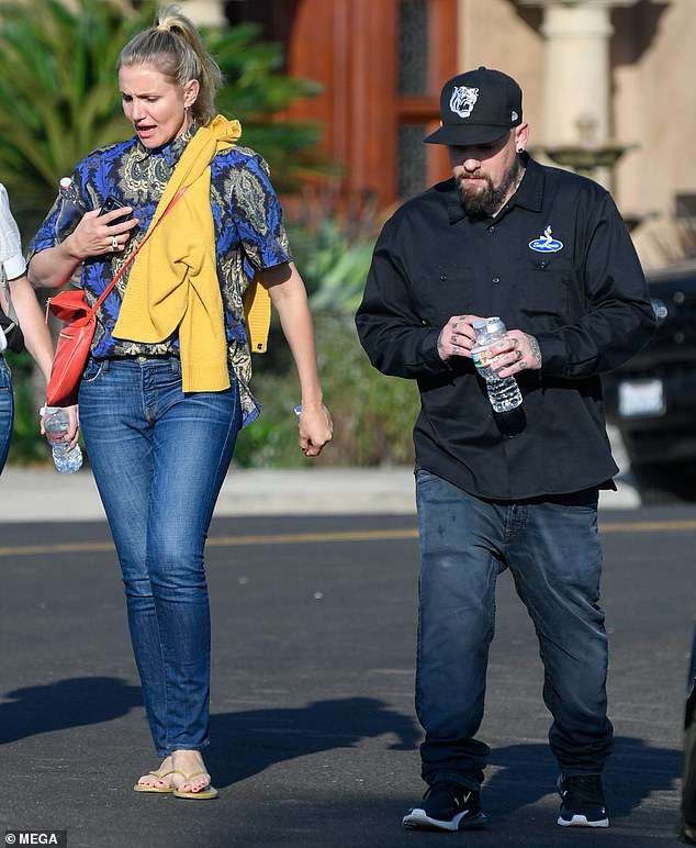 Hình ảnh hiếm hoi của Cameron Diaz bên “ông xã” kém 7 tuổi - 2
Cameron và Benji làm đám cưới bí mật từ năm 2015. Họ vẫn sống chung hạnh phúc dù chưa có con.