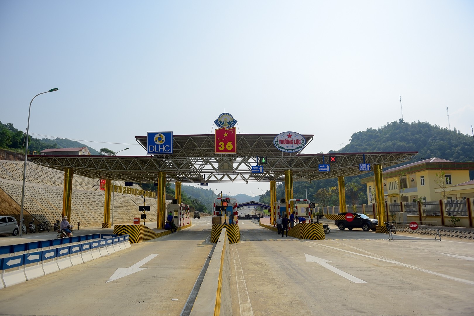 Toàn cảnh tuyến BOT nghìn tỷ nối Hòa Lạc-Hòa Bình một ngày trước khi thông xe - Ảnh 13. Toàn cảnh tuyến BOT nghìn tỷ nối Hòa Lạc-Hòa Bình một ngày trước khi thông xe - Ảnh 13.