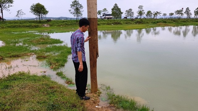 Vụ xin cải tạo hồ trồng sen, đào hết đất bán: Kỷ luật hàng loạt cán bộ để xảy ra sai phạm - Ảnh 2. Vụ xin cải tạo hồ trồng sen, đào hết đất bán: Kỷ luật hàng loạt cán bộ để xảy ra sai phạm - Ảnh 2.