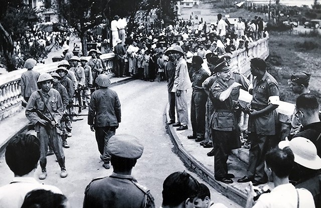 Hình ảnh bàn giao, tiếp quản giữa binh sĩ Pháp và Quân đội Nhân dân Việt Nam tại cầu Long Biên, ngày 9/10/1954.