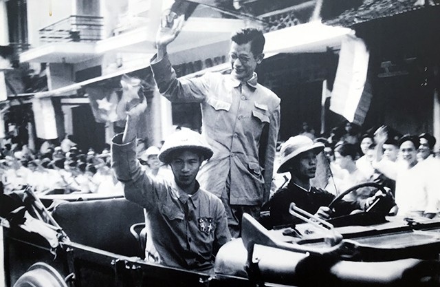 Bác sĩ Trần Duy Hưng, Phó Chủ tịch Ủy ban Quân chính vẫy chào nhân dân trong ngày giải phóng Thủ đô 10/10/1954.