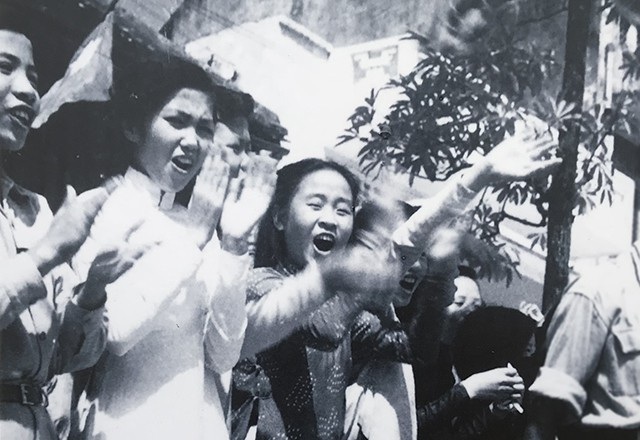 
Học sinh, sinh viên hân hoan chào đón đoàn quân ta trở về tiếp quản Thủ đô.
