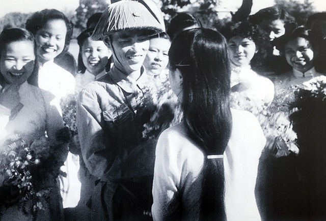 Nữ sinh trường Trưng Vương tặng hoa bộ đội cụ Hồ (Thiếu tướng Vương Thừa Vũ), tháng 10/1954.