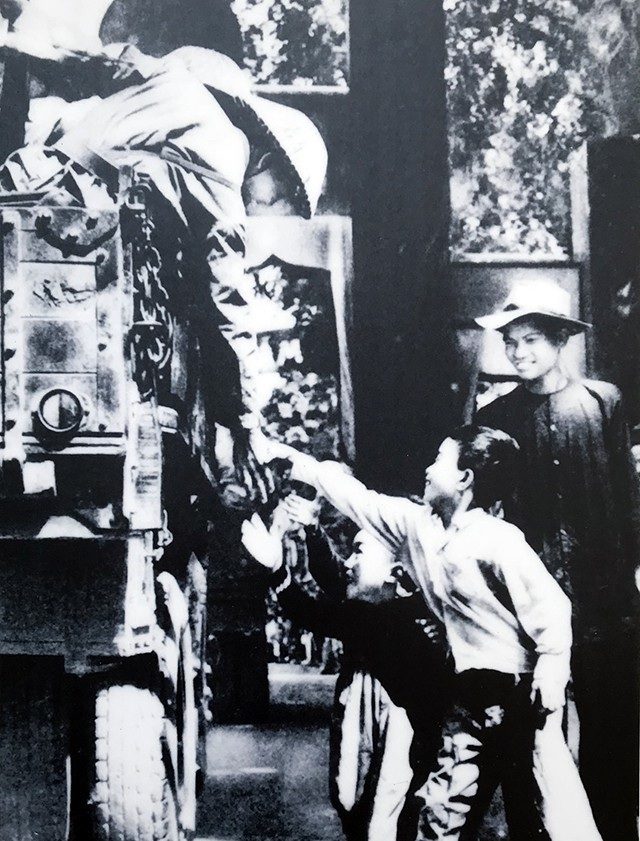 Niềm vui trong ngày Hà Nội sang trang mới, ngày 10/10/1954.