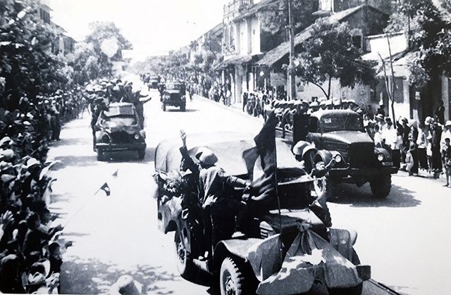 Đoàn Văn công Hà Nội (trưởng đoàn Hoàng Cầm) trên đường phố Huế, ngày 10/10/1954.