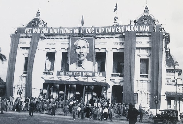 Ủy ban Quân chính ra mắt nhân dân TP Hà Nội tại Nhà Hát Lớn, tháng 10/1954.