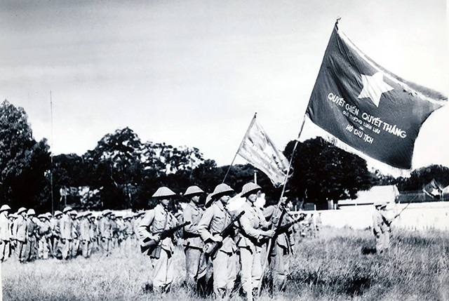 Một đơn vị Trung đoàn Thủ đô với cờ Quyết chiến Quyết thắng của Chủ tịch Hồ Chí Minh, ngày 10/10/1954.