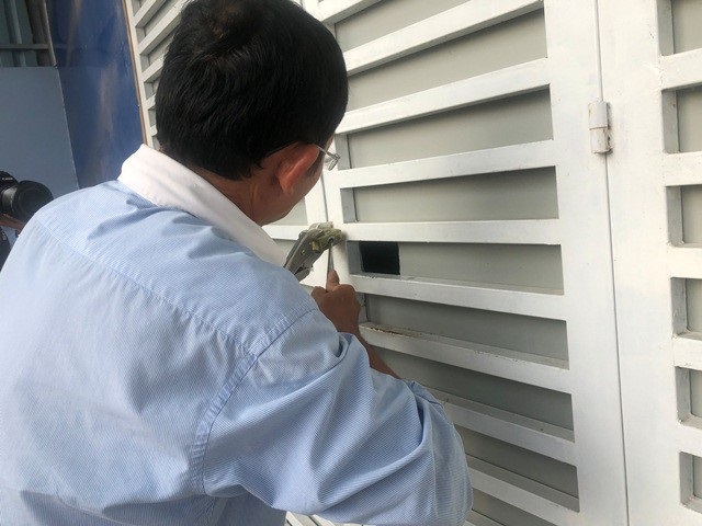 Công an phá khóa kiểm tra kho hàng mỹ phẩm, phát hiện quy trình sản xuất "kinh dị" - 2 Lực lượng chức năng sau một thời gian chờ đợi, đã tiến hành phá khóa cửa kho hàng để vào bên trong kiểm tra.