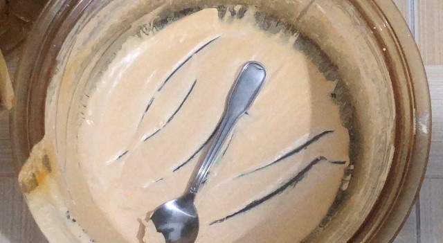 Công an phá khóa kiểm tra kho hàng mỹ phẩm, phát hiện quy trình sản xuất "kinh dị" - 5 ... và có cả một thau chứa chất như kem.