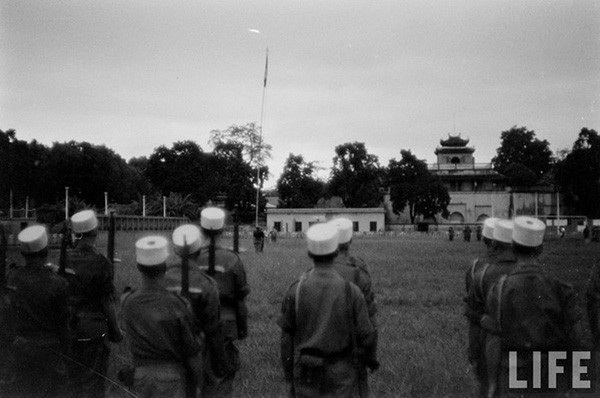 Cuốn cờ rút khỏi Hà Nội: Cuốn cờ rút khỏi Hà Nội là một trong những kỷ niệm đáng nhớ của cuộc chiến tranh Việt Nam. Trong những năm gần đây, cờ đã được trưng bày tại Bảo tàng Quốc gia Hà Nội và trở thành một kỷ vật lịch sử quan trọng của Việt Nam. Hãy xem hình ảnh liên quan để có cái nhìn sâu sắc hơn về kỷ vật này.