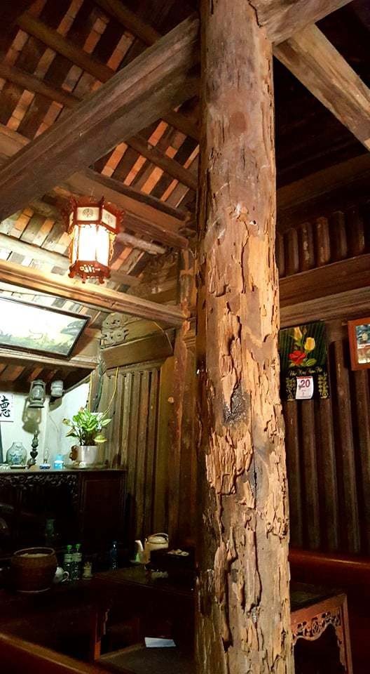 Ngôi nhà cổ gần 400 tuổi trả tiền tỷ không bán ở Hà Nội - 15
Trải qua bao mưa nắng và những thăng trầm của thời gian, đến nay một số hạng mục của ngôi nhà đã xuống cấp nhưng gia đình ông Hùng không vội tháo dỡ, thay mới, mà dùng biện pháp chống đỡ tạm, giữ lại đúng nguyên trạng khung nhà, cột kèo...