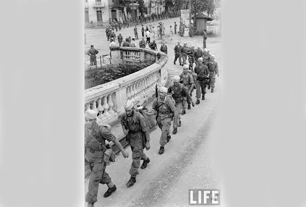 Lính Pháp rút khỏi Hà Nội qua đường cầu Long Biên.