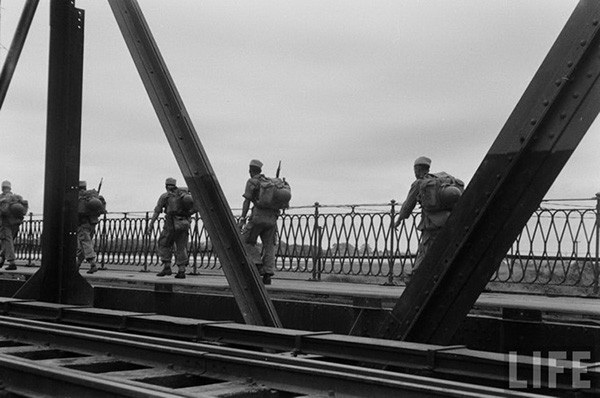Một nhóm lính di chuyển trên cầu Long Biên.