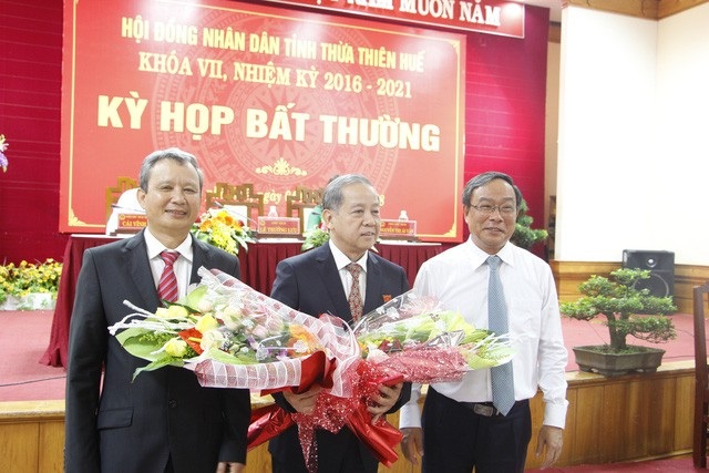 Thực hư tin đồn nguyên Chủ tịch tỉnh Thừa Thiên Huế bị cấm xuất cảnh - 1
Ông Nguyễn Văn Cao (phải) chúc mừng ông Phan Ngọc Thọ (giữa) là tân Chủ tịch UBND tỉnh Thừa Thiên Huế nhiệm kỳ 2016-2021