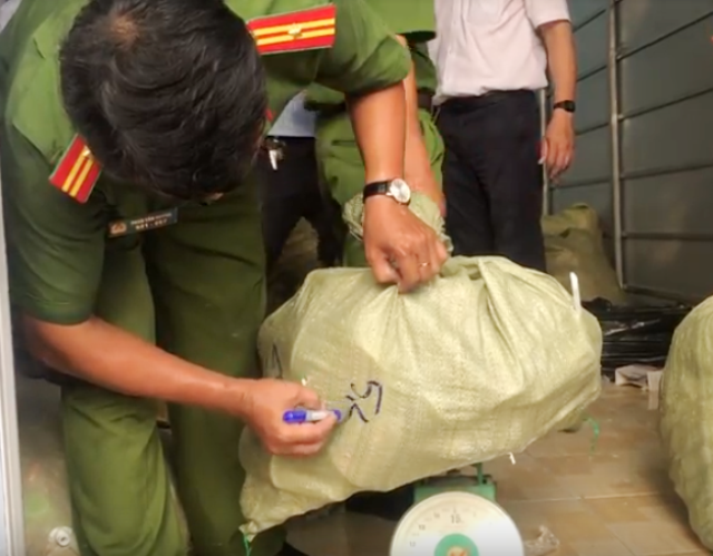 Công an phá khóa kiểm tra kho hàng mỹ phẩm, phát hiện quy trình sản xuất "kinh dị" - 6 Công an phá khóa kiểm tra kho hàng mỹ phẩm, phát hiện quy trình sản xuất "kinh dị" - 6