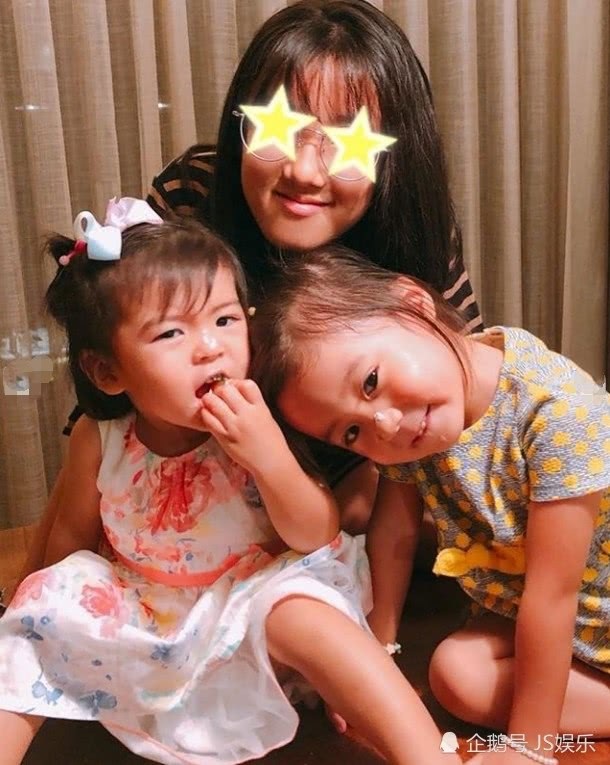 Giả Tịnh Văn đón sinh nhật lần thứ 44 bên chồng trẻ và ba con gái - 4
Cô con gái lớn của Giả Tịnh Văn là kết quả mối tình giữa cô và doanh nhân Tôn Chí Hạo. Giả Tịnh Văn và Tôn Chí Hạo từng tranh giành quyền nuôi con gái quyết liệt và ồn ào trên truyền thông suốt năm 2009.