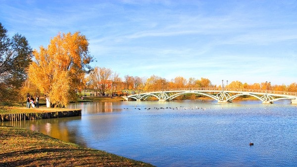 Mùa thu vàng nước Nga luôn là khoảng thời gian khiến nhiều du khách trên thế giới muốn tới trải nghiệm nhất. Khắp không gian đều chuyển sang thứ màu kỳ diệu, rất đặc trưng chỉ có ở trời thu. Trong hình là mùa thu tại thủ đô Moscow.