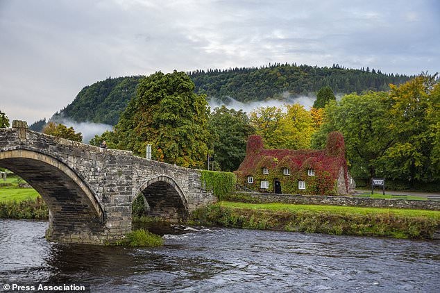 Mùa thu biến vùng Llanrwst, bắc xứ Wales mơ màng như chốn cổ tích.