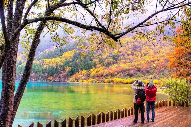 Mùa thu đến trong khoảnh khắc ngắn ngủi nhưng cũng đủ khiến lá chuyển màu. Sắc thu in bóng xuống dòng nước ở thành phố Huandian, Cát Lâm, thuộc vùng đông bắc của Trung Quốc.