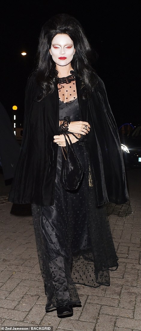 Rihanna khoe vòng một trong tiệc hóa trang - 3
Không thể nhận ra siêu mẫu Kate Moss trong hình mẫu nhân vật Morticia Addams