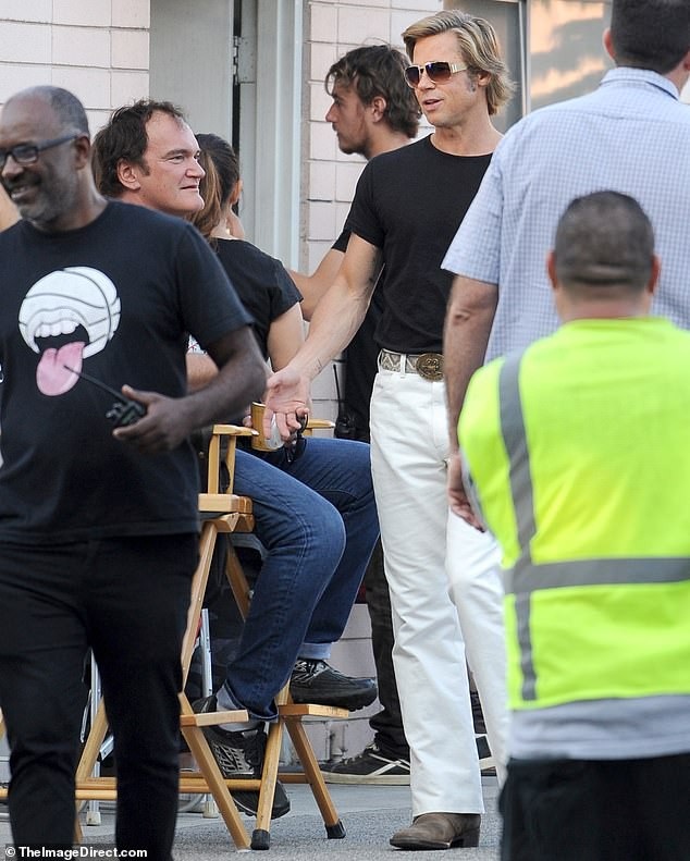 Brad Pitt đẹp kiểu “lãng tử, cổ điển” trên phim trường - 1
Brad Pitt diện trang phục cổ điển trên phim trường hồi đầu tuần này.