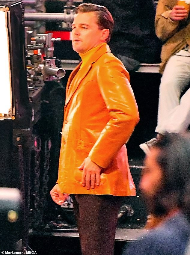 Brad Pitt đẹp kiểu “lãng tử, cổ điển” trên phim trường - 5
Leonardo Dicaprio cũng tham gia diễn xuất trong phim và xuất hiện với phục trang “hoài cổ”.