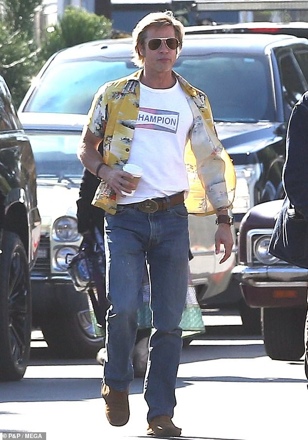 Brad Pitt đẹp kiểu “lãng tử, cổ điển” trên phim trường - 7
Brad thể hiện tinh thần tích cực, diện mạo anh cũng trở nên khỏe khoắn và nhanh nhẹn hơn trước.