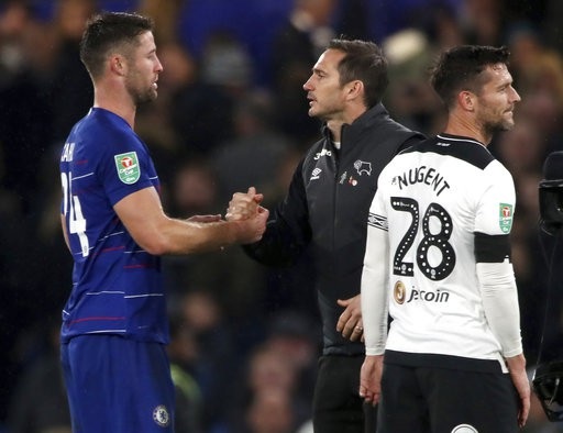 Nhìn lại trận thắng đầy tranh cãi của Chelsea trước Derby - 21
Lampard bắt tay cựu đồng đội Cahill sau khi trận đấu kết thúc