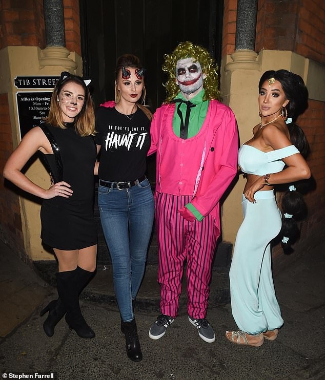 “Siêu vòng một nước Anh” hóa thân thành công chúa trong tiệc Halloween - 3
Ca phẫu thuật thẩm mỹ cắt bỏ mỡ thừa giúp Chloe Khan có vòng eo nhỏ xíu, săn chắc. Trên trang cá nhân của mình, Chloe Khan đã chủ động hé lộ về việc cô đi phẫu thuật bóc mỡ.